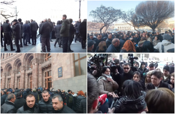 Хозяйствующие субъекты провели акцию протеста перед зданием Правительства РА: к участникам акции присоединились представители движения «Мать Армения» (видео)